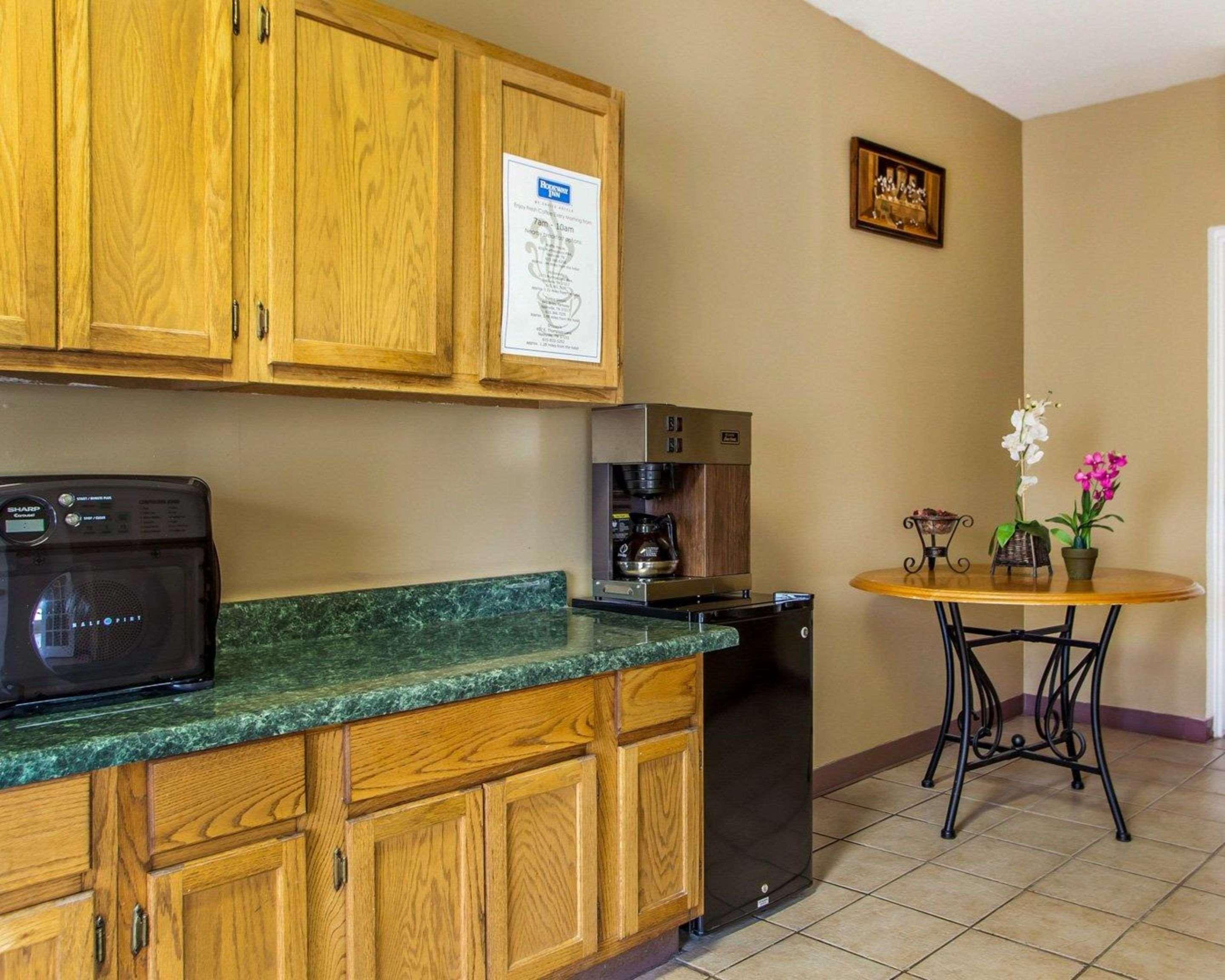 Rodeway Inn Nashville Airport Bagian luar foto
